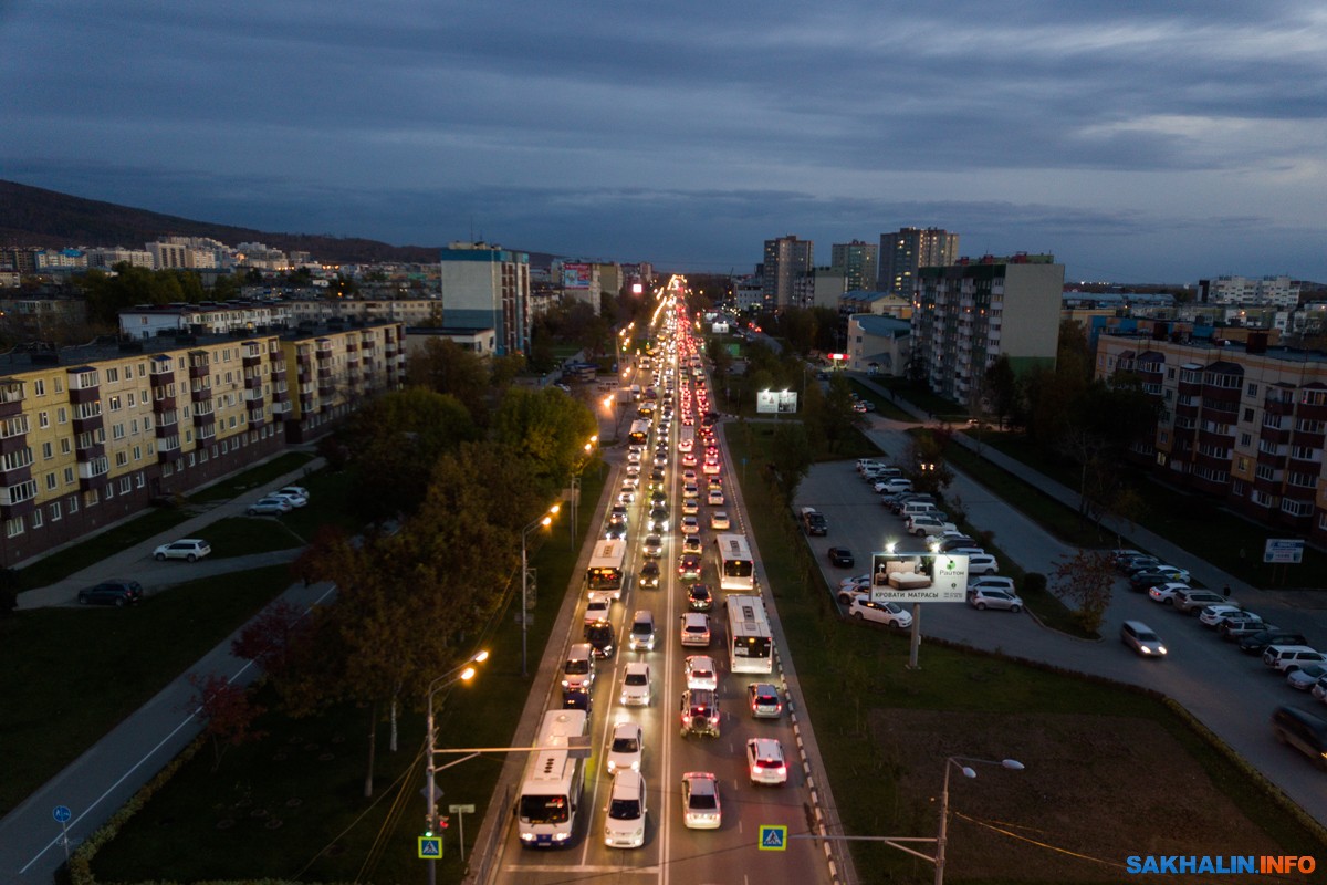 Население южно сахалинска. Южно-Сахалинск. Пробка в городе Южно-Сахалинск. Южно Сахалинская пробки. Утро в Южно Сахалинске.