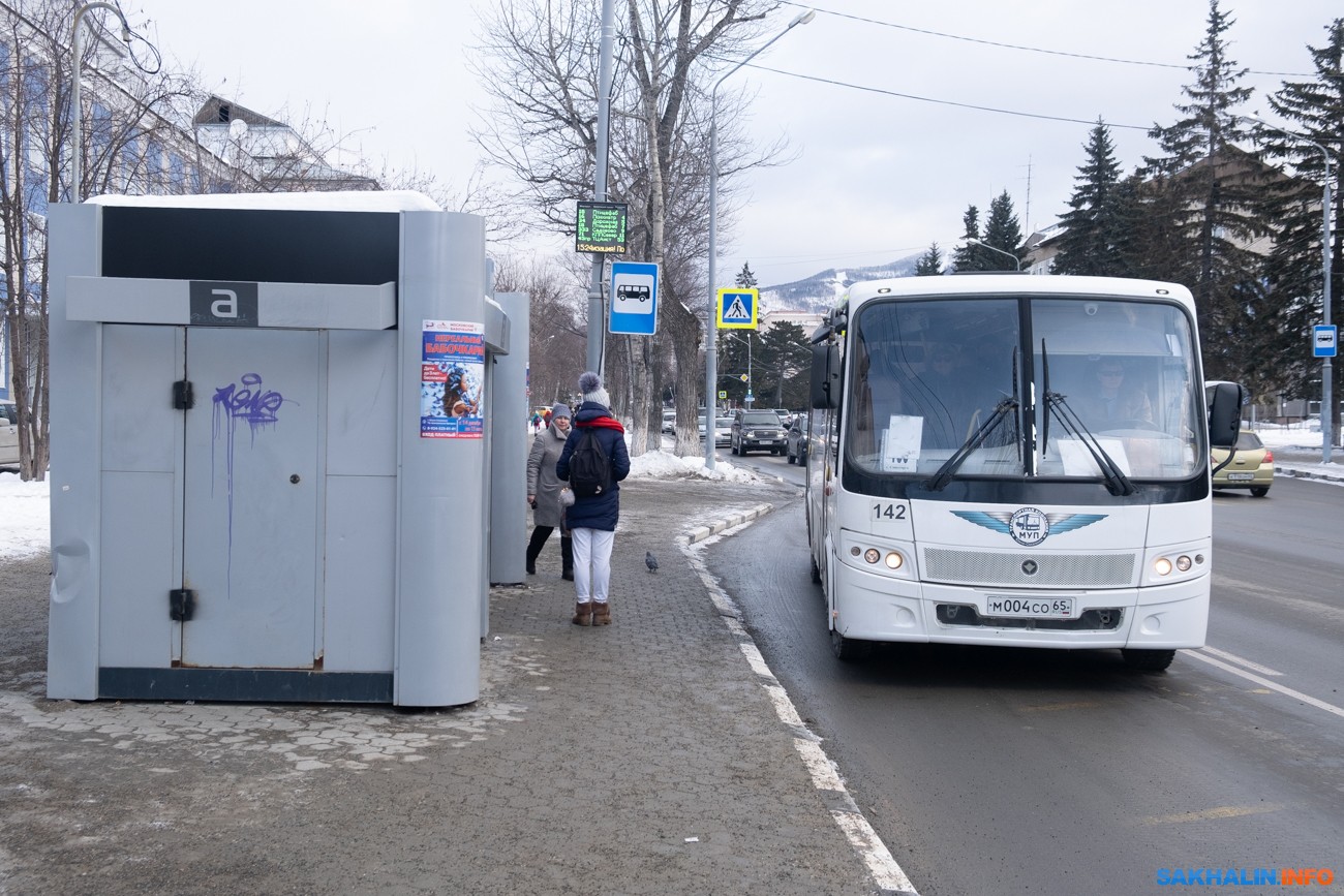 45 автобус южно сахалинск. Камчатский автобус Камчатка автобус Камчатка. Остановки автобусов на Сахалине. Автобусы на Камчатке.