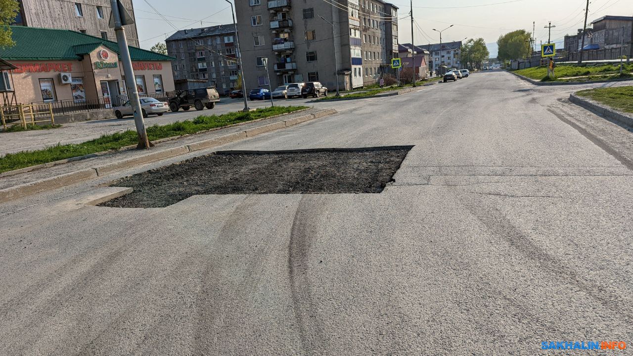 Дорога нарежет. Российские дороги. Дорога в городе Россия. Зеленый асфальт. Дороги Сахалина.