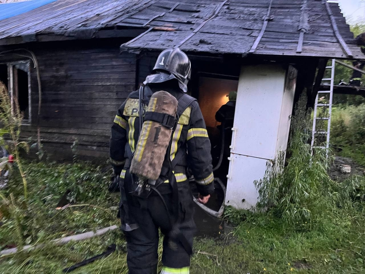 Новости южно сахалинска происшествие. Пожар в школе. Пожарники на пожаре. Сгоревшая школа. Дети тушат пожар.