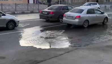 На перекрестке южно-сахалинских улиц случился канализационный потоп