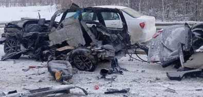 Subaru Forester разлетелся в клочья после столкновения с автобусом на Сахалине
